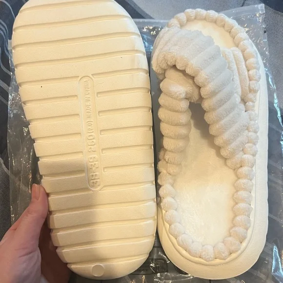 White slippers - Picture 1 of 2